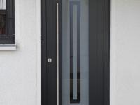 Haustür in anthrazit mit Milchglas-Lichtausschnitt mit Glas-Ausschnitt 