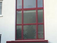 Fenster aus Milchglas mit rotem Rahmen und Haustür mit Milchglas und Milchglas-Seitenteil 