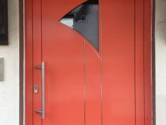 Haustür rot mit dreieckigem Lichtausschnitt 