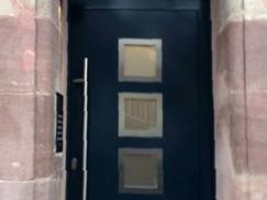 Haustür in schwarz mit vier Lichtausschnitten 