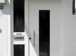 Haustür in weiß mit Lichtausschnitt und Glas-Seitenteil mit Briefkastenschlitz und Klingel