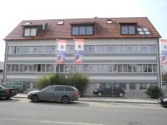Fenster in grau bei Firmengebäude