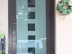 Haustür in braun mit großem Milchglas-Lichtausschnitt und innerhalb fünf Lichtausschnitten