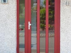 Haustür in rot mit drei vertikalen Lichtausschnitten und Glas-Seitenteil 