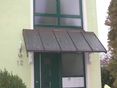 Haustür grün mit vier Lichtausschnitten und Glas-Seitenteil mit Anlage für Briefkästen und Klingeln 