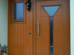 Holzhaustür mit drei Lichtausschnitten und Seitenteil mit vertikalen Dielen und kleinem Fenster 