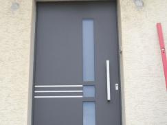 Haustür in grau mit drei Milchglas-Lichtausschnitten 