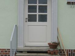 Haustür in Elfenbeinweiß mit sechs Milchglas-Lichtausschnitten 