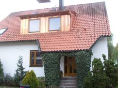 Holzhaustür und Holzfenster bei Einfamilienhaus