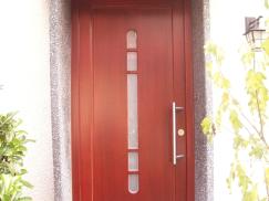 Holzhaustür mit fünf Milchglas-Lichtausschnitten 