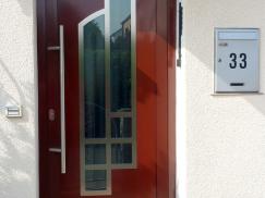 Holzhaustür mit zwei abgeschrägten und vier viereckigen Lichtausschnitten 