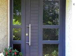 Haustür blau mit drei Lichtausschnitten und Seitenteil mit drei Lichtausschnitten 