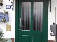 Haustür grün mit zwei Milchglas-Lichtausschnitten 