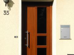 Holzhaustür mit drei Lichtausschnitten 
