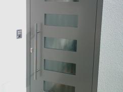 Haustür in grau mit fünf Milchglas-Lichtausschnitten und Klingel auf der linken Seite