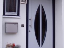 Haustür in weiß mit zwei abgerundeten Lichtausschnitten mit schwarzer Umrandung 