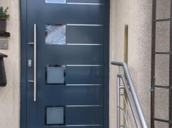 Haustür in anthrazit mit vier Lichtausschnitten und acht horizontalen Streifen 