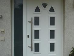 Haustür in weiß mit elf Milchglas-Lichtausschnitten in einem Rundbogen und Seitenteil mit Milchglas-Lichtausschnitt 
