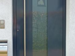Haustür in nachtblau mit Milchglas-Lichtausschnitt 