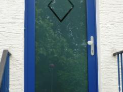 Milchglas-Haustür mit blauem Rahmen 