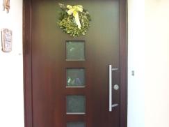 Holzhaustür mit fünf Milchglas-Lichtausschnitten und Dekokranz 