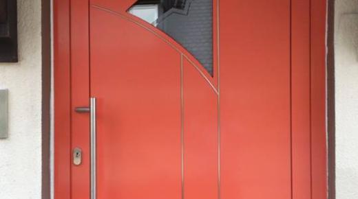 Haustür rot mit dreieckigem Lichtausschnitt 