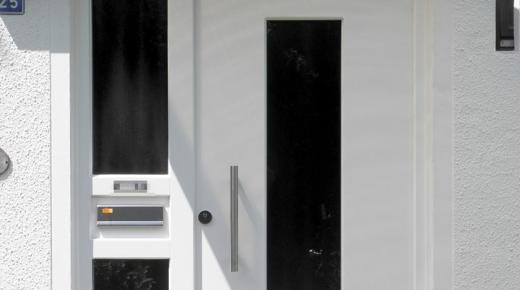 Haustür in weiß mit Lichtausschnitt und Glas-Seitenteil mit Briefkastenschlitz und Klingel