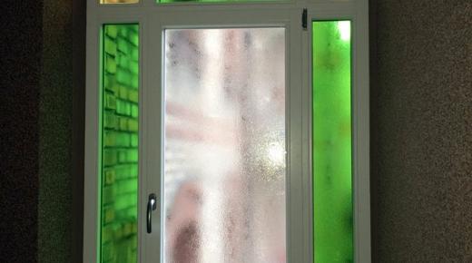 Holzfenster in weiß und Umrandung in Buntglas