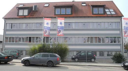Fenster in grau bei Firmengebäude