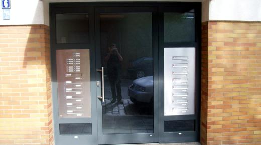 Glashaustür in anthrazit mit zwei Seitenteilen mit jeweils Briefkasten- und Klingelanlage 
