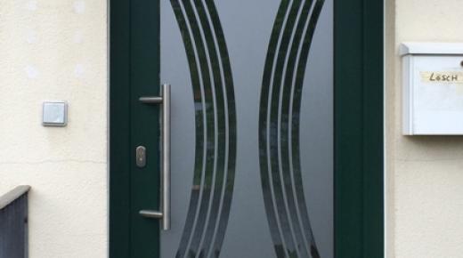 Haustür in grün mit Milchglas-Lichtausschnitt mit Glasausschnitt der Hausnummer