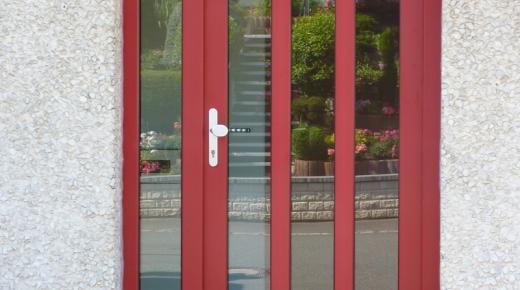 Haustür in rot mit drei vertikalen Lichtausschnitten und Glas-Seitenteil 