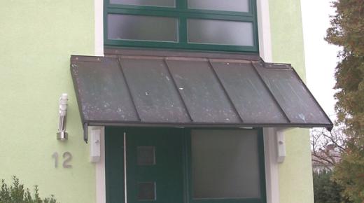 Haustür grün mit vier Lichtausschnitten und Glas-Seitenteil mit Anlage für Briefkästen und Klingeln