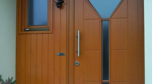 Holzhaustür mit drei Lichtausschnitten und Seitenteil mit vertikalen Dielen und kleinem Fenster 