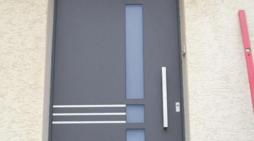 Haustür in grau mit drei Milchglas-Lichtausschnitten