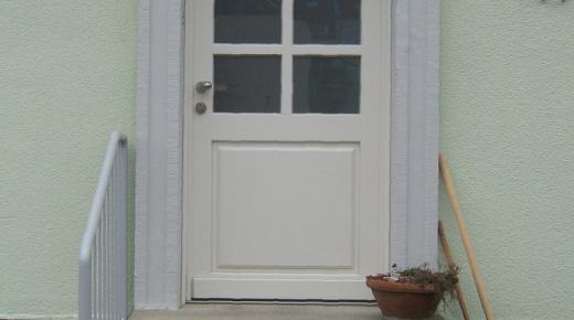 Haustür in Elfenbeinweiß mit sechs Milchglas-Lichtausschnitten 