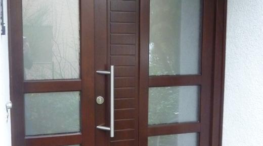 Holzhaustür mit drei Milchglas-Lichtausschnitten und Seitenteil mit drei Lichtausschnitten