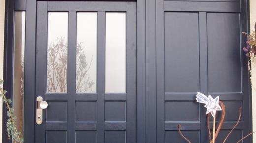 Haustür in anthrazit mit sechs Ausschnitten und drei Lichtausschnitten und Seitenteil mit sechs Ausschnitten