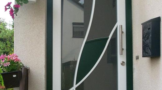 Haustür in weiß mit grünem Türrahmen und grünem Element 
