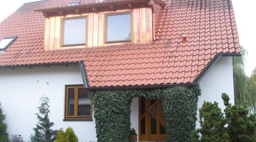 Holzhaustür und Holzfenster bei Einfamilienhaus