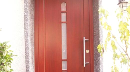 Holzhaustür mit fünf Milchglas-Lichtausschnitten