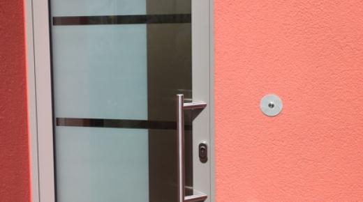 Haustür mit großem Lichtausschnitt und grauem Rahmen