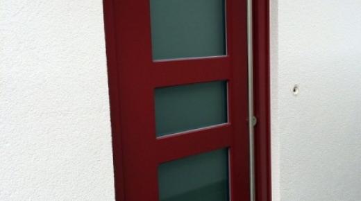 Holzhaustür rubinrot mit drei Lichtausschnitten