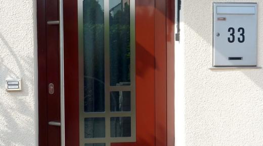 Holzhaustür mit zwei abgeschrägten und vier viereckigen Lichtausschnitten 