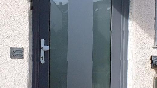 Haustür in grau mit großem Milchglas-Lichtausschnitt und grauem Ausschnitt 