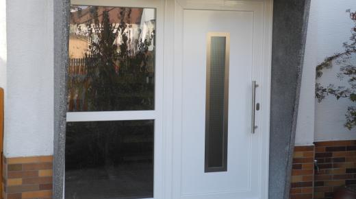 Haustür in weiß mit Seitenteil mit zwei Lichtausschnitten