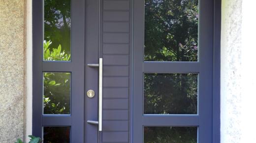 Haustür blau mit drei Lichtausschnitten und Seitenteil mit drei Lichtausschnitten 