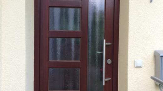 Holzhaustür mit sechs Milchglas-Lichtausschnitten