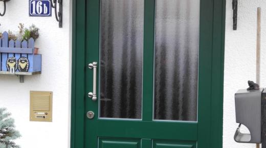 Haustür grün mit zwei Milchglas-Lichtausschnitten
