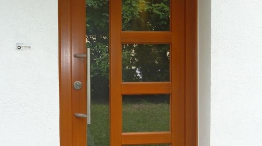 Holzhaustür mit schmalem vertikalen und fünf horizontalen Lichtausschnitten